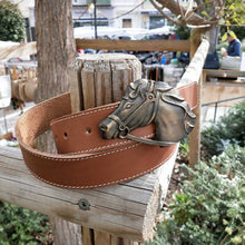 Charger l'image dans la galerie, Ceinture équitation Cuir accessoire équestre personnalisé création fabrication artisanale Made in France.