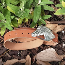 Charger l'image dans la galerie, Ceinture équitation Cuir accessoire équestre personnalisé création fabrication artisanale Made in France.