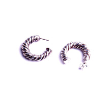 Charger l'image dans la galerie, Créole pour oreille percées. Boucles d'oreilles artisanales.