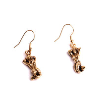 Charger l'image dans la galerie, bijou d’oreilles dormeuses plaquées argent boucle personnage